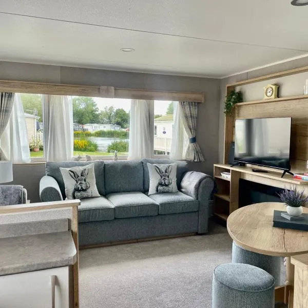 Pretty 2 Bedroom Caravan, South Cerney, hotel in South Cerney