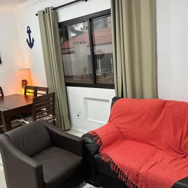 Apto confortável, Praia das Astúrias 5 min a pé, garagem, 2 quarto ar, suíte, wi-fi, hotel v destinaci Guarujá