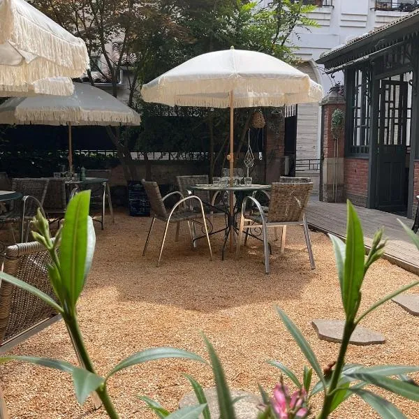 Chambres de charme MAMIE ANGELE, ξενοδοχείο σε Saint-Antonin