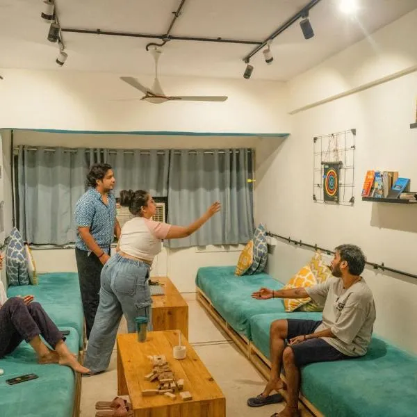 Locomo Hostel Express - Stay Work Eat, hotel in Mumbai