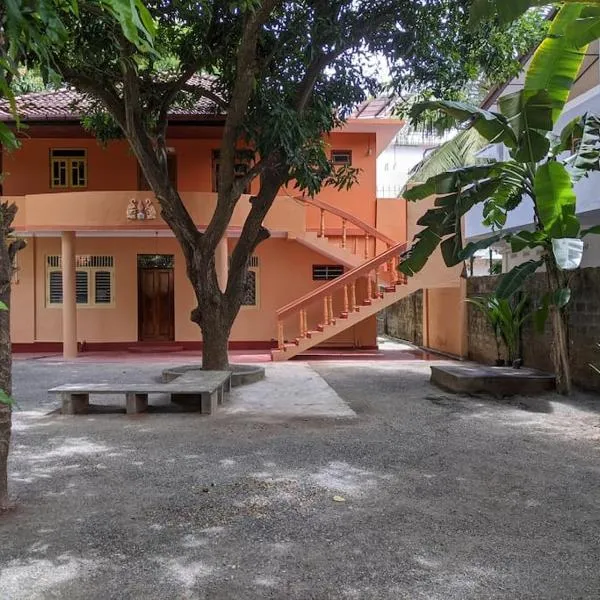 Lovely 4 bedroom top floor home in Kokkuvil East, hotel en Jaffna