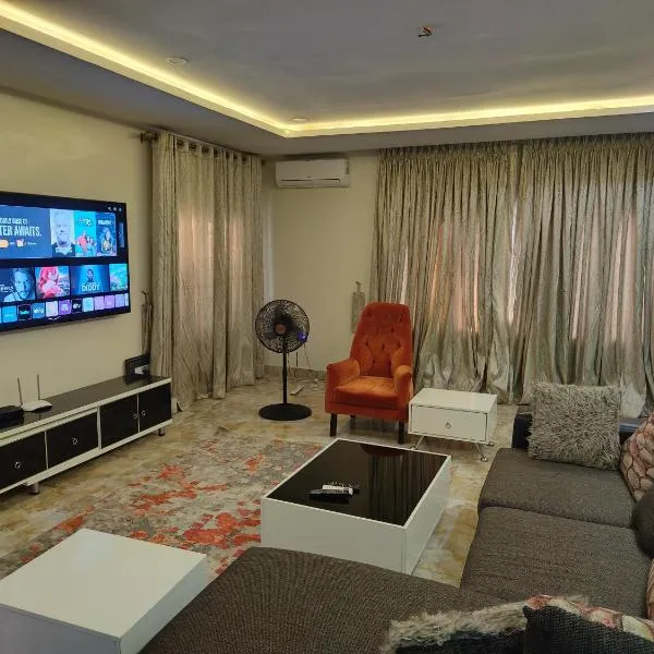 The Continental Apartment, 24hrs Power, Security, Cable TV, Solar Inverter, hótel í Garki