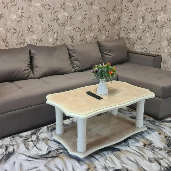 2х-ком Улица 1 Мая дом 1 - 2й этаж, hôtel à Chimkent