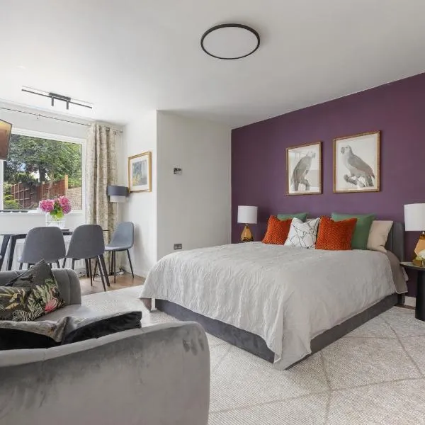 King Studio Apartment with Garden and Parking, hotel in Ealing