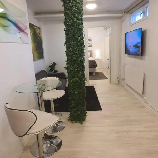 Beautiful basement apartment, very private and close to the metro, hotel in Stockholm