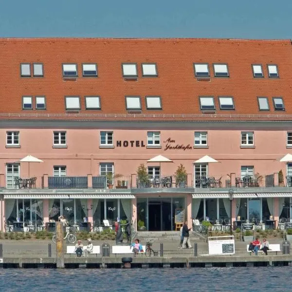 Hotel Am Yachthafen, hôtel à Waren