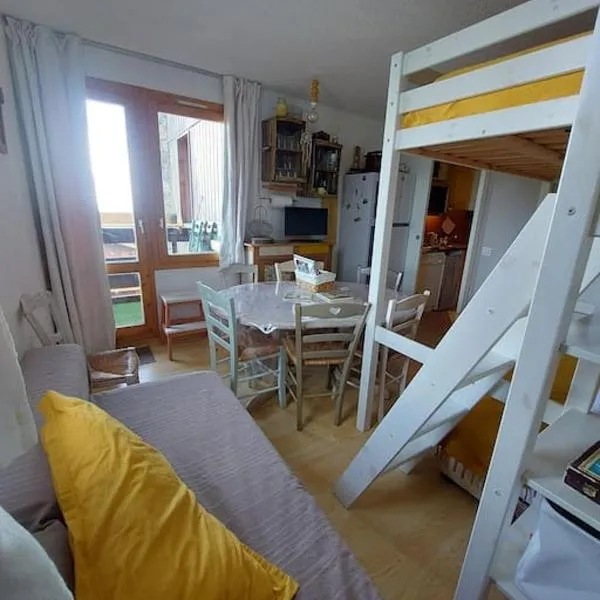 appartement aux coches 6 personnes 1 chambre 23m2 8 couchages, hotel in Les Coches