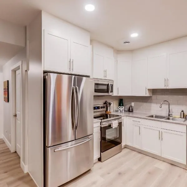Modern suite near Airport Hospital Henday Town Ctr, hotel in Nisku