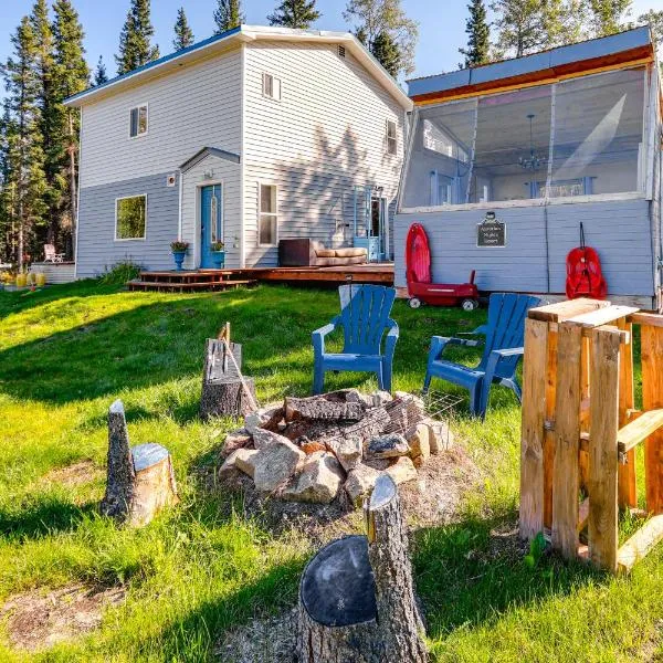 Delta Junction Retreat with Northern Lights Cabin!、Delta Junctionのホテル