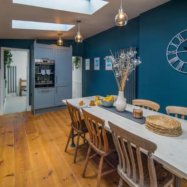 Captain's Cottage - Central West Cowes - Spacious, entire 1-bed home, Hotel in Cowes