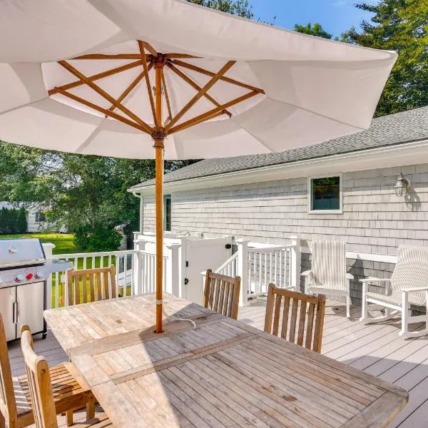 Coastal-Modern Home Less Than 3 Mi to Charlestown Beach!, ξενοδοχείο σε South Kingstown
