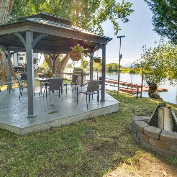 Chiloquin에 위치한 호텔 Riverfront Resort Cabin about 21 Mi to Crater Lake!