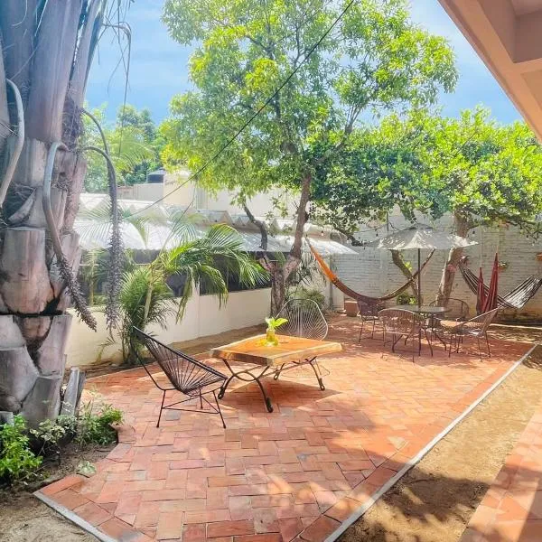 Casa Sixta a 7min del aeropuerto internacional PMX y 2 cuadras terminal autob ADO, hôtel à Puerto Escondido