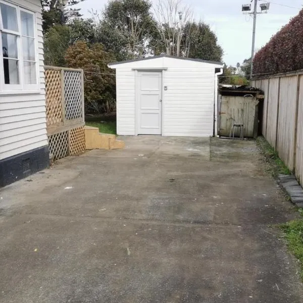 2 Double Beds including 1 Sofa Bed Garden Chalet, 14 Phyllis St, Mt Albert, Auckland, hotel in Auckland