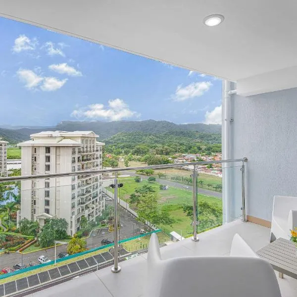 Upstay - New Condo in Jaco - 5 mins from Beach, hótel í Jacó