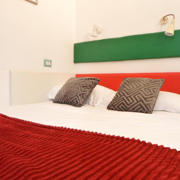 Bellissimo Mini Appartamento a Tema Bandiera Italiana, Potente Wi-Fi, 3 linee metropolitane dietro casa, Collegato Direttamente con Aeroporto di Malpensa e Rho fiera, Милан