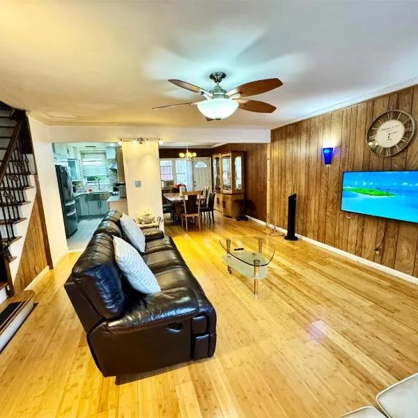 LGA airport 3 mins, 3 BR Duplex House, Parking and private backyard, 9mins subway!, hotel in East Elmhurst