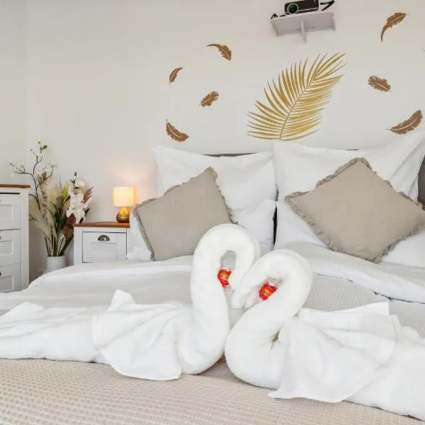 Business I Family Apartment I 1-4 Personen - Aare Blick, nahe Altstadt I Beamer - 99" Leinwand I Terrassen Lounge und Parkplatz, hotel in Brugg