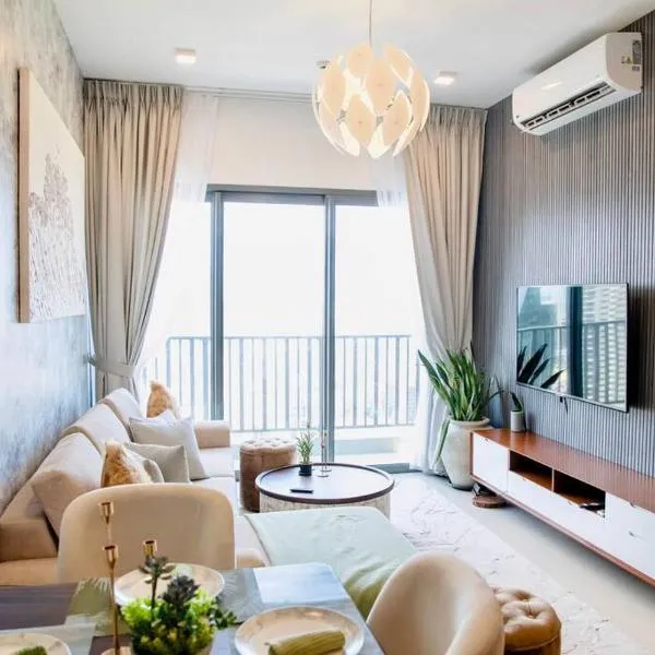 Colombo Skyline Luxury Apartments at Tri-Zen - Pool and Amazing City Views, hotel in Colombo