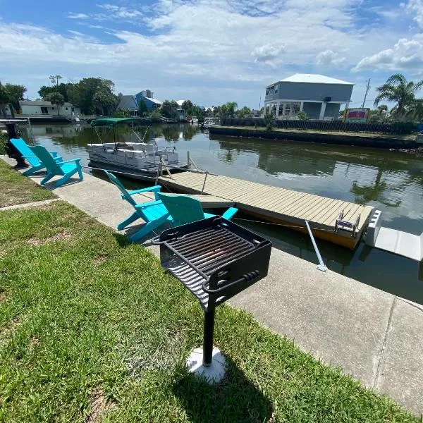 Cabin by the Sea - Waterfront Direct Gulf Access- Pontoon Boat Rental On Site or Bring Your Boat- Paddlecraft included, hotel em Hernando Beach