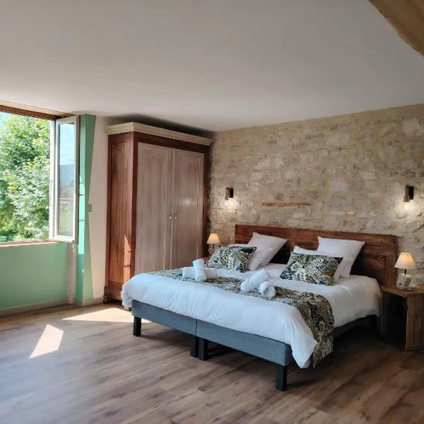 Gîtes et Chambre d'Hôtes Le Vieux Chêne, Hotel in Lhuis