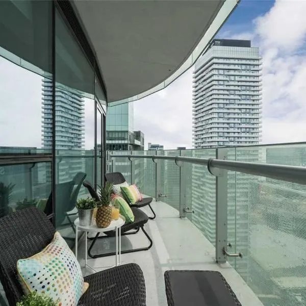 Superior Lakeview Luxury 3-Bedroom Suite on High Floor, hotel in Toronto
