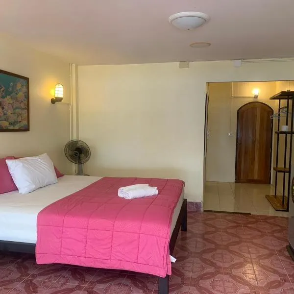 Hotel Seaview Pirates Terrace, hotel in Ban Phru Ching (1)