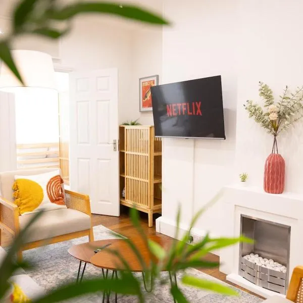 Bright and Cosy home 100m from Trafalgar Square, hotel in London