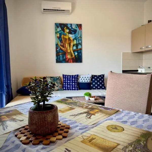 Apartments Maričić Rab Island，位于拉布的酒店