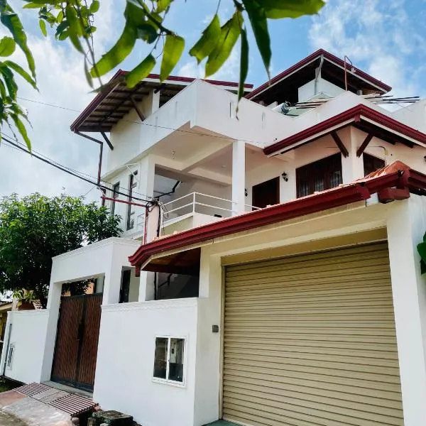 Sand & Surf Guest House, hotel v Negombu