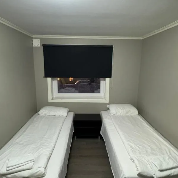 Alesund bedroom with shared shower, hotell sihtkohas Ålesund