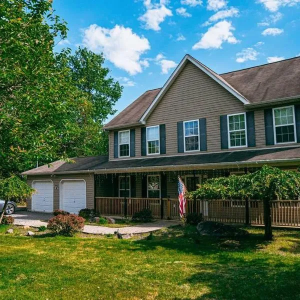 Gorgeous Cozy 5 Bedroom House with Hottub,Lake,Pool, khách sạn ở Albrightsville