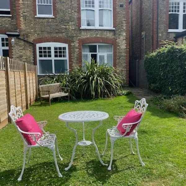Beautiful one bed garden flat in Muswell hill, hotel in London