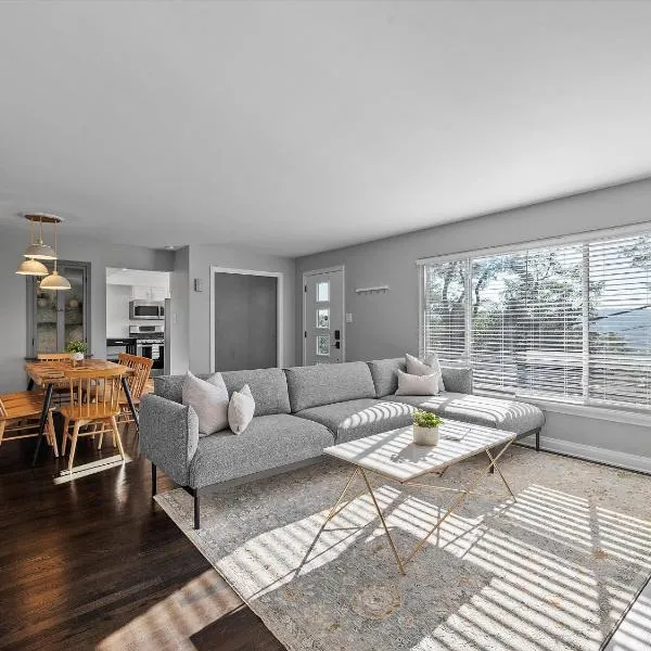 Stylish and Bright 3Bd Home, Amazing Deck, Game Room, Free Parking, hotel din Pittsburgh