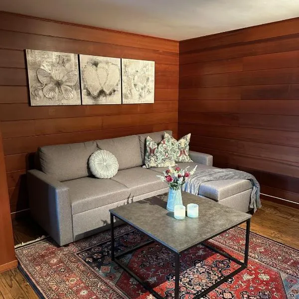 Nyoppusset og romslig leilighet med 6 soveplasser i et familievennlig område, Hotel in Sarpsborg