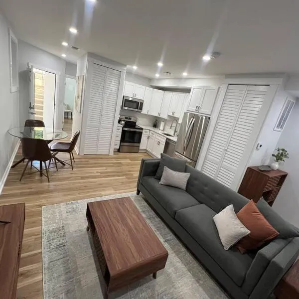 2BR Columbia Heights APT Walk 2 Metro & Shops, hotel en Washington