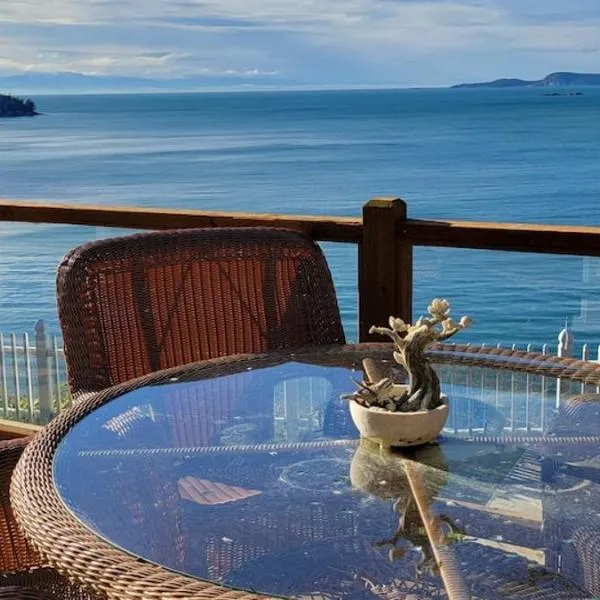 Sunny Island Cliff Side Views, Hotel in Anacortes