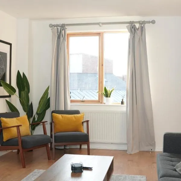 Spacious 4BR 4BA gated townhouse with balconies, Central JQ, hotel in Birmingham