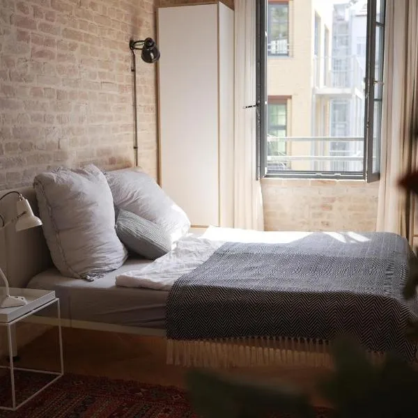 Loft Studio in historic factory building, hotel en Berlín