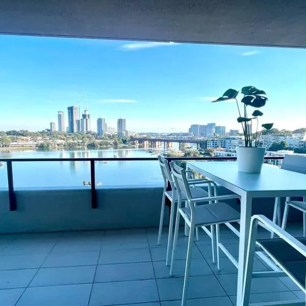 Stunning waterfront 3 bedroom condo with Pool, BBQ, hotel in Sydney