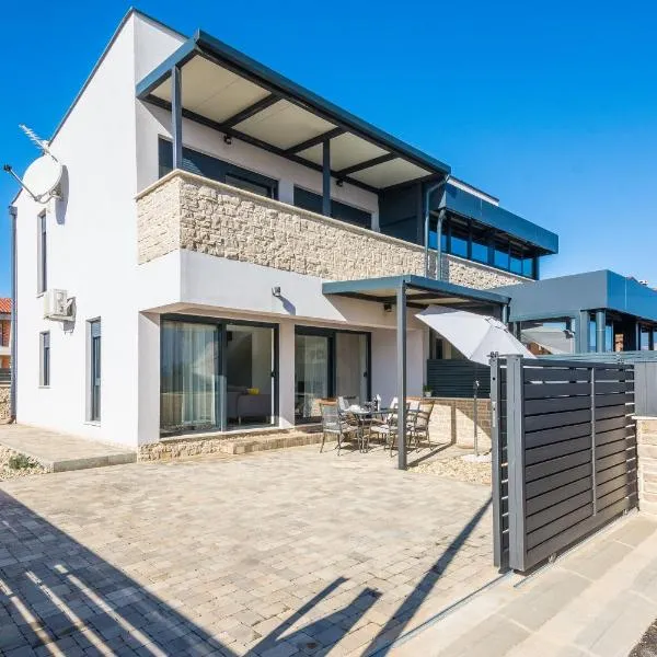 Ferienhaus Genster - Holiday Home Mirna Vir Kroatien, Hotel in Vir