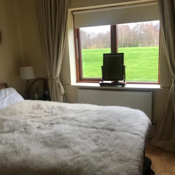 Private Room in Apartment beside Druids Glen Hotel, hotel in Leabeg