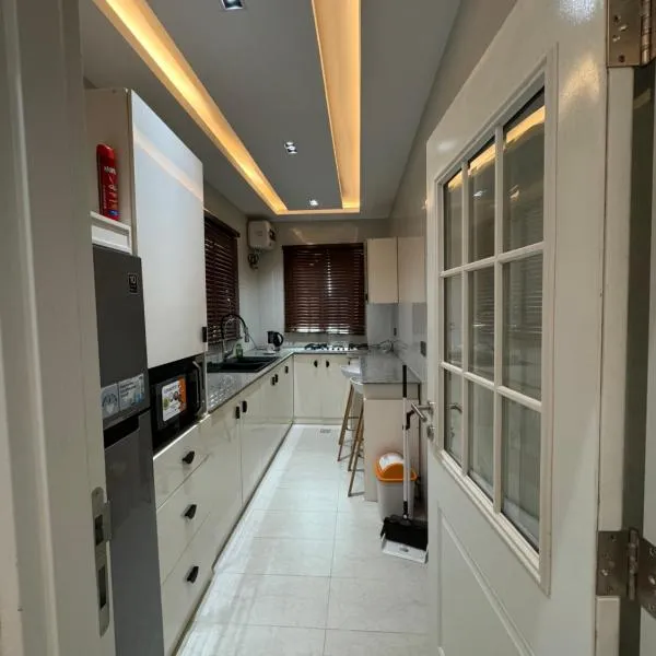Five Palms One Bedroom Pent House Apartment, hotel in Sagisa