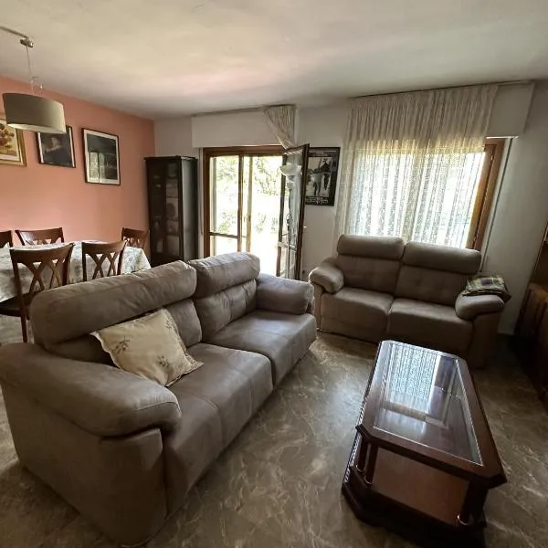 Amplio y Comodo Chalet en Zaragoza con pistas de tenis, hotel di Zaragoza