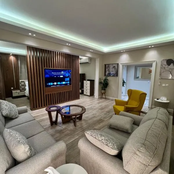 شالية مودرن ومسبح تدفئة, hotel din Riad