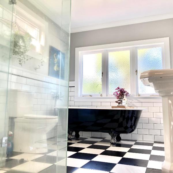 Spacious and Sunny Master Bedroom with shared bathrooms, Окленд