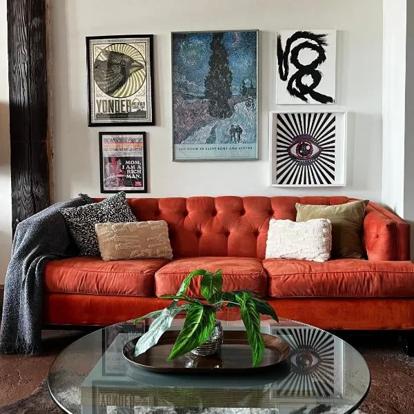 420 Friendly BOHO Loft Downtown KING suite FREE parking, hotel in Detroit