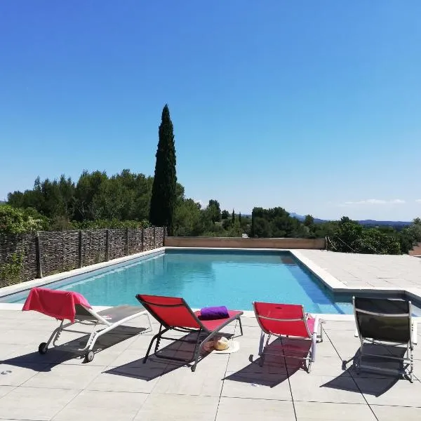Les Garrigues de la Vallée des Baux, hotel in Paradou