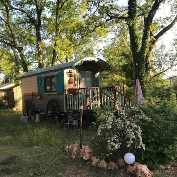 "la brindille" Roulotte Tzigane de charme Hébergement Insolite, hotel em Saint-Paul-en-Forêt