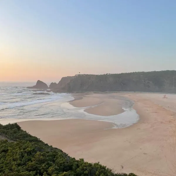 Natalie's tiny house- 6 minutes from the beach!, hotel in Odeceixe